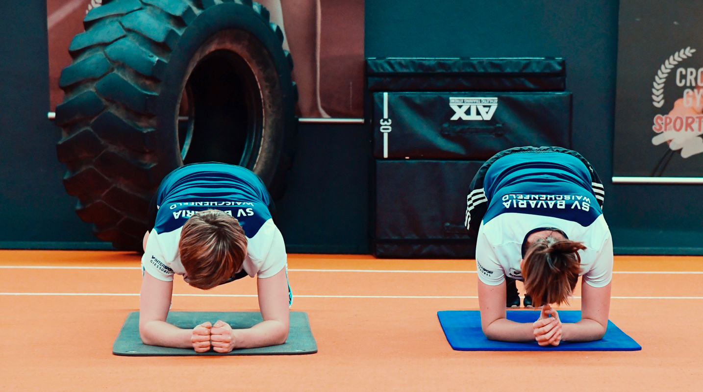 behind:the:scenes:it's:your:stage:start:play:repeat - SV Bavaria Waischenfeld die Frauenfußballmannschaft beim Cross Gym Trainin mit Bastian Lumpp in der Sportwelt Pegnitz